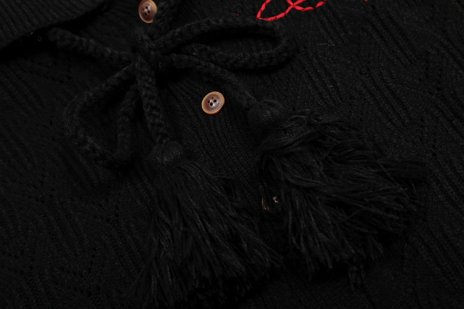 VIVI141#Top quality" vivienne west wood new lotus leaf lapel design cardigan for the Year of the Snake Queen Mother Vivienne Saturn's new classic LOGO knitted twist sweater wool cardigan 2024 autumn latest style can be worn all year round Super compatibility Thin four-season style Use it as a jacket when it is hot and wear it as an inner layer when it is cold 🧩100% restoration of heavy-duty weaving 🧩Wool blended version 🧩Original purchase Real mold opening 🧩Original purchase records and comparison pictures can be provided. Place your order with confidence 🧩Customized laser buttons. The texture is clean and clear and fully restored. Size: 1 yard (80-110 pounds) 2 yards (110-140 pounds) Color: red black